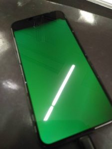 液晶が緑になったiPhoneX